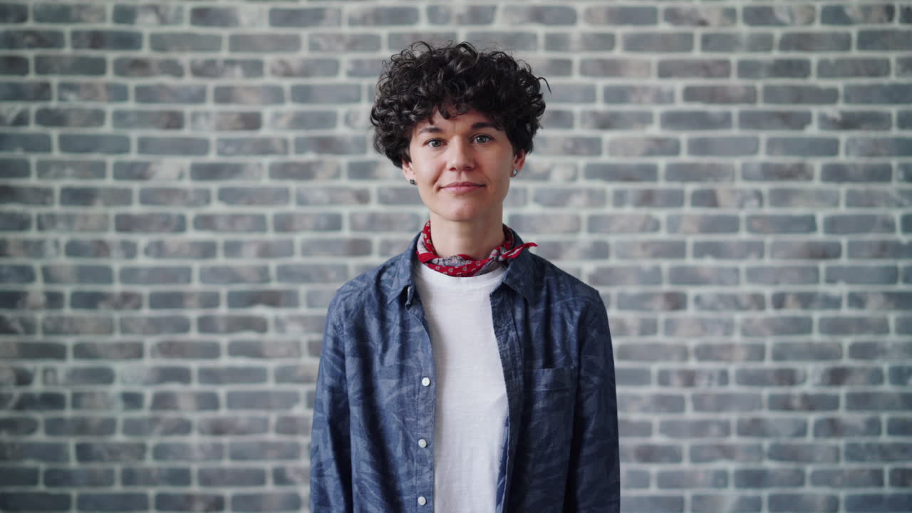 mujer feliz celebrando