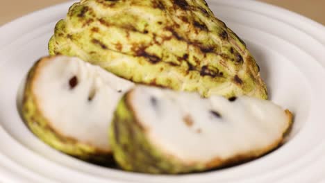 manzana de crema cortada y expuesta en un plato
