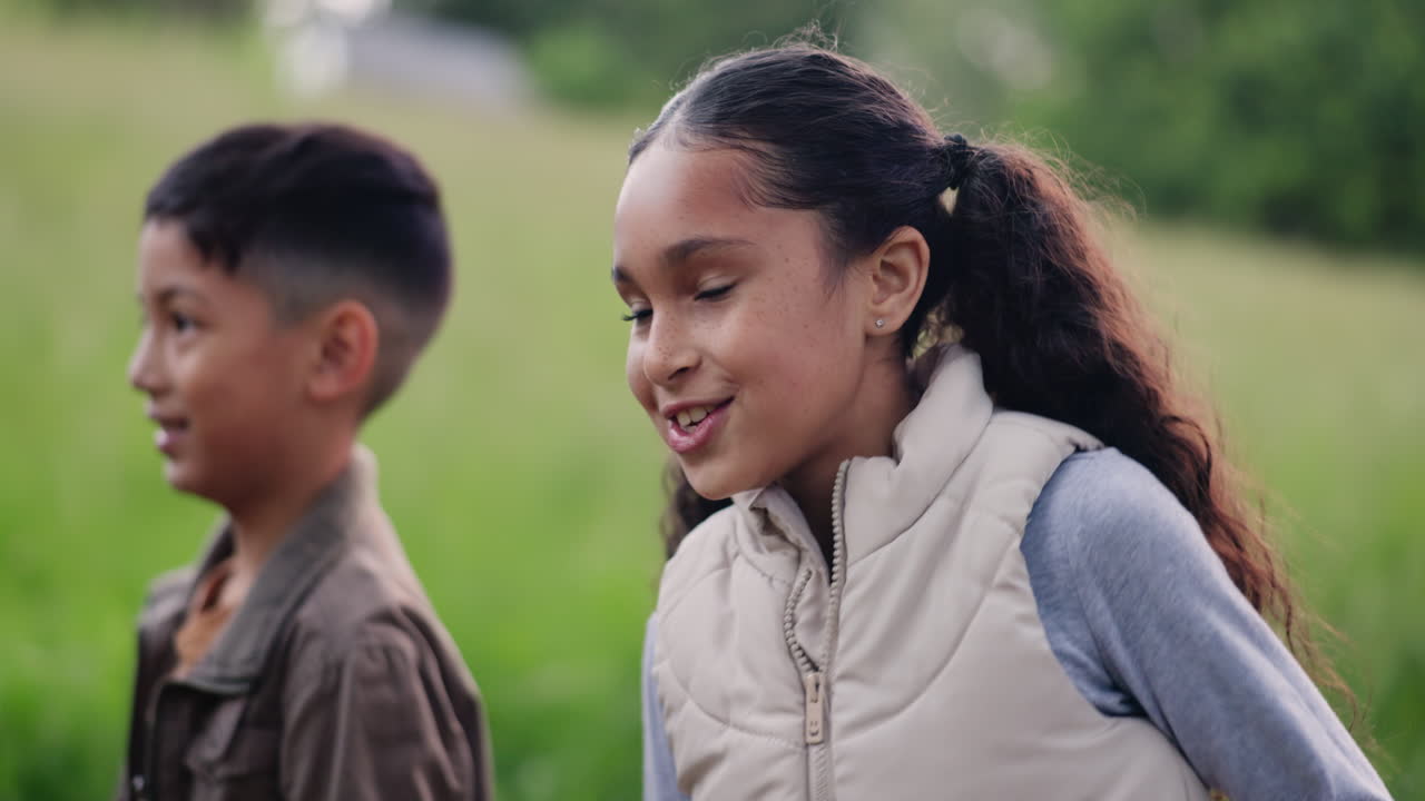 야외에서 놀고 있는 아이들