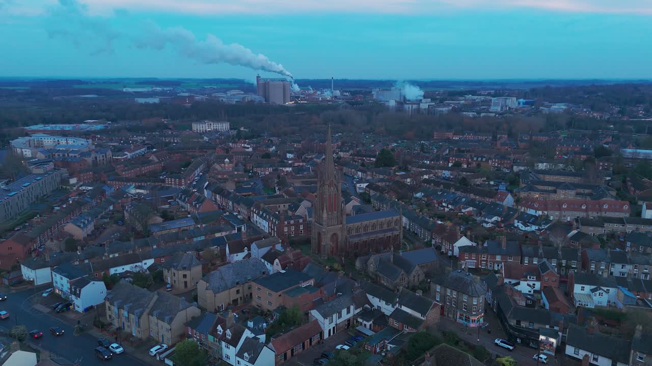 Widok z lotu ptaka na Bury St Edmunds o zmierzchu i tętniąca życiem panorama miasta