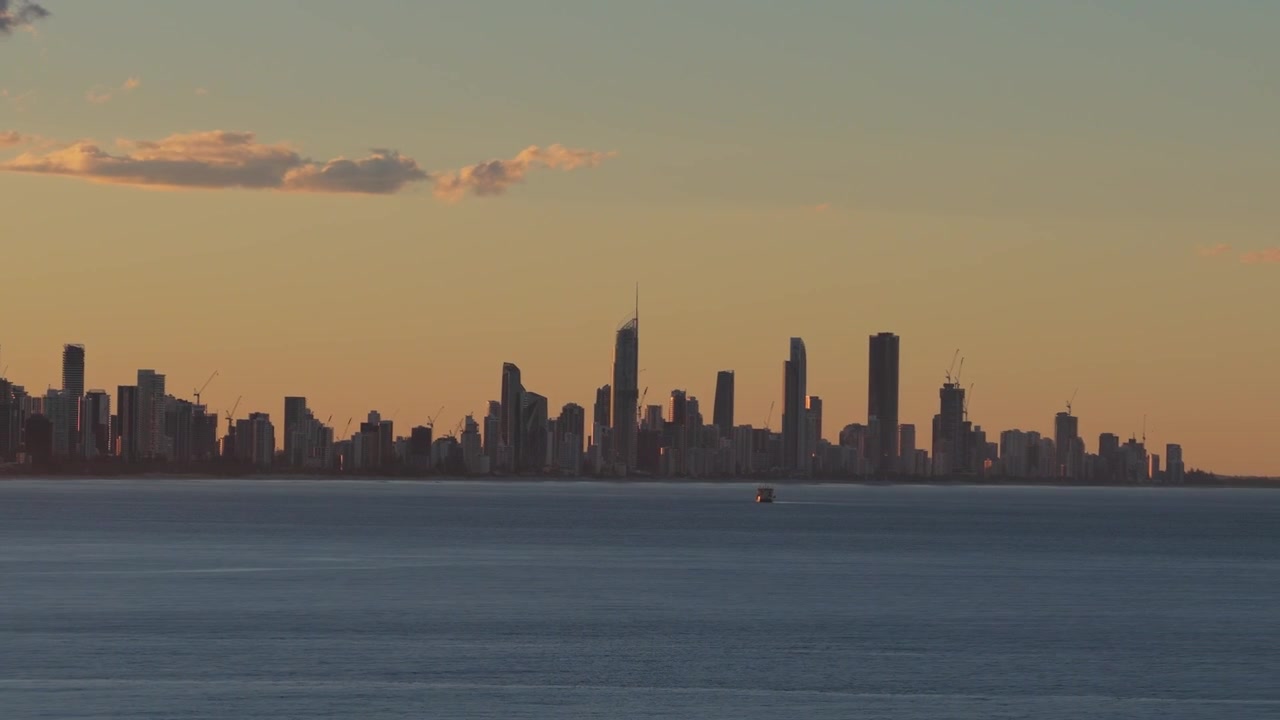 Suburbios de Surfers Paradise y Broadbeach al amanecer en Gold Coast, QLD, Australia. - toma aérea