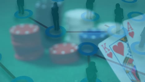 animación de siluetas de personas que se conectan a través de fichas de casino y cartas de juego