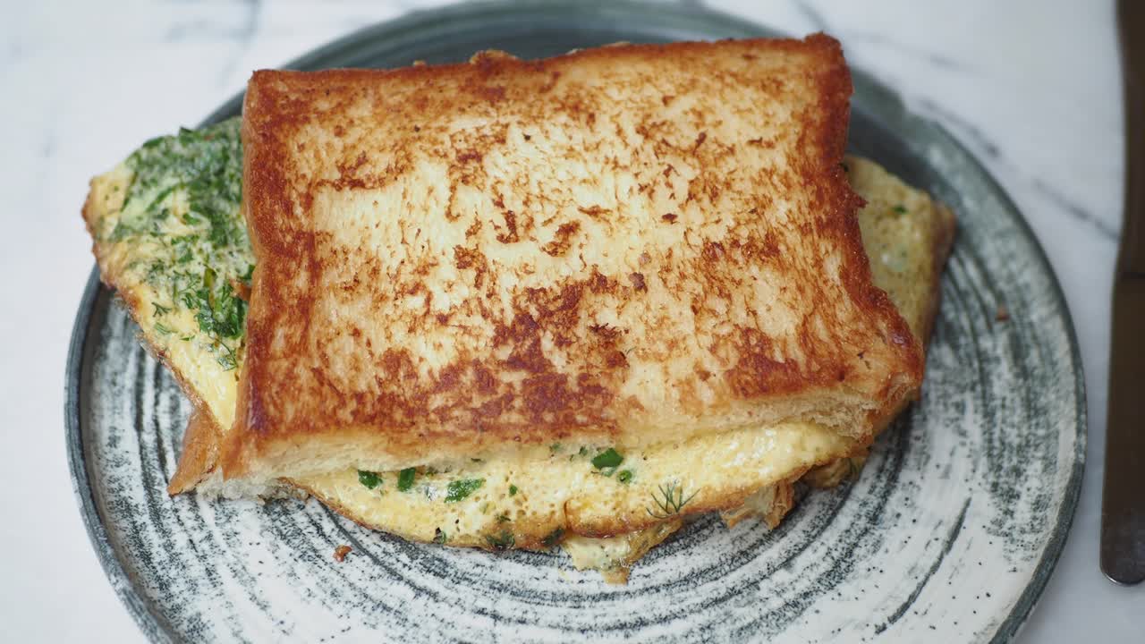 primer plano de un delicioso sándwich de huevo en un plato