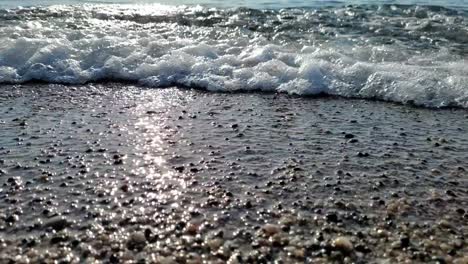 orilla de la playa de la barceloneta en cámara lenta