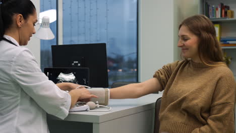 médico midiendo la presión arterial del paciente