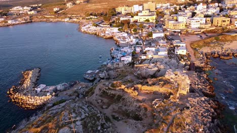 vista aérea de la costa escarpada y edificios en anfeh, líbano