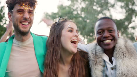 baile, festival y música con amigos en la multitud