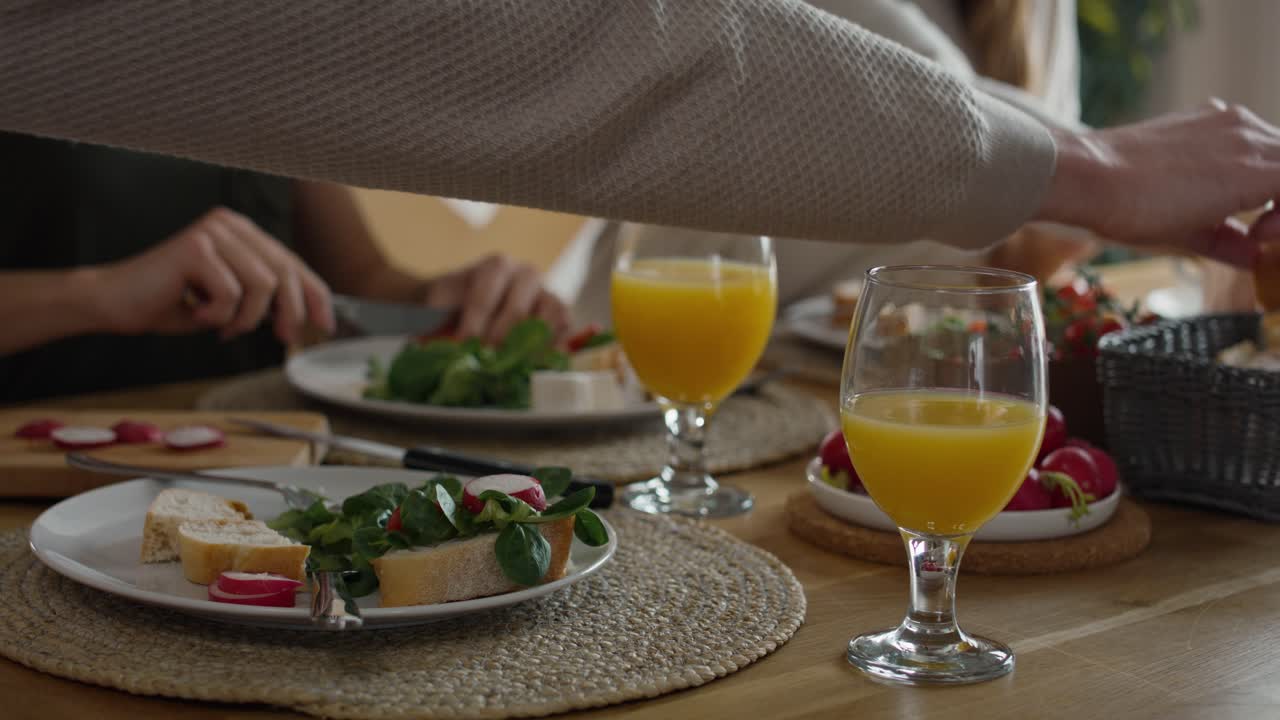 familia caucásica de tres personas compartiendo el desayuno juntos