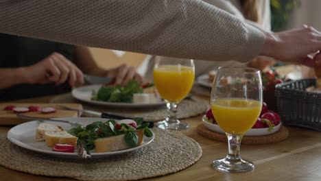 Kaukasische-Dreiköpfige-Familie,-Die-Gemeinsam-Das-Frühstück-Teilt