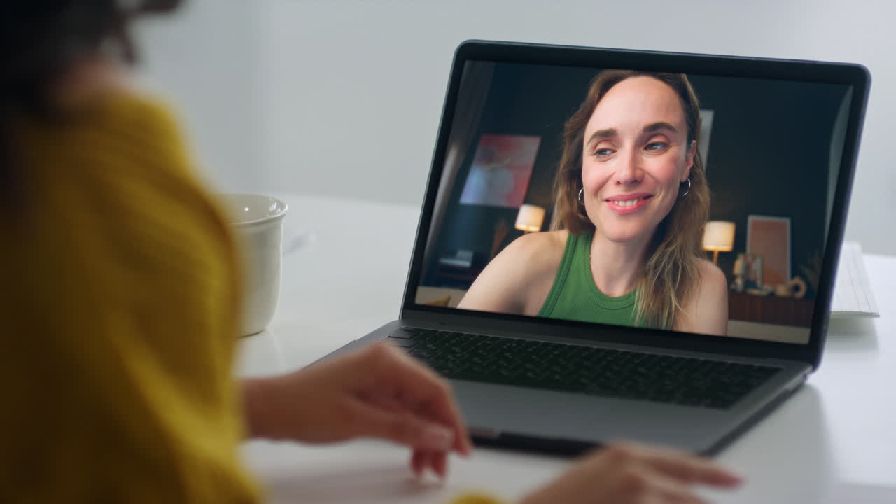 Una mujer en una videollamada en un portátil