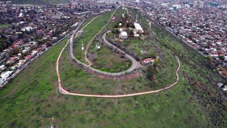 vista aérea del parque observatorio cerro calan en la comuna de las condes, santiago, chile