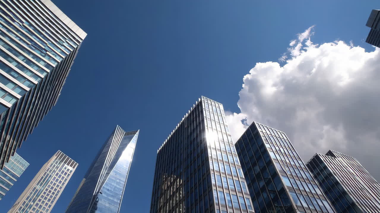 rascacielos modernos contra un cielo azul