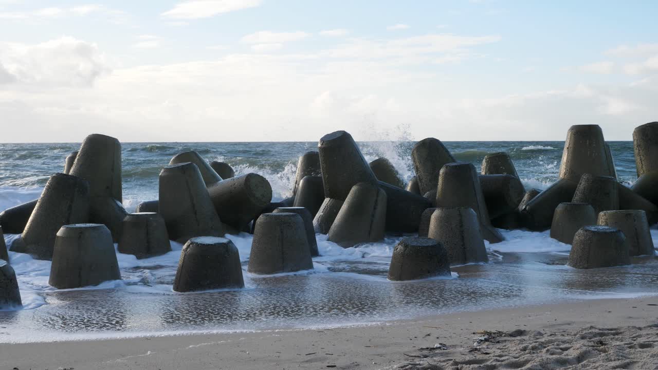 실트 해안의 파도에 의한 침식을 방지하기 위해 해안 공학이 보호에 사용됩니다.