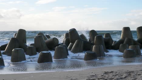 Um-Die-Durch-Wellen-Verursachte-Erosion-An-Der-Küste-Von-Sylt-Zu-Verhindern,-Wird-Der-Küstenbau-Zum-Schutz-Eingesetzt