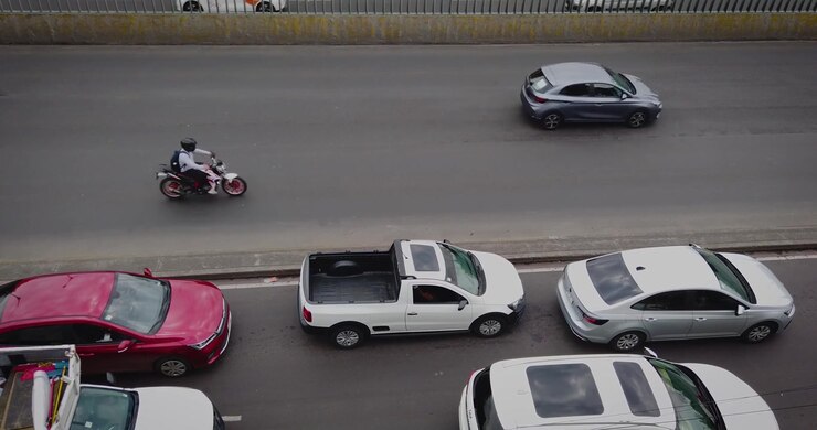 Vista estática del movimiento vehicular constante y fluido en una importante arteria de la Ciudad de México, mostrando transporte diverso, automóviles y la movilidad diaria en toda la capital