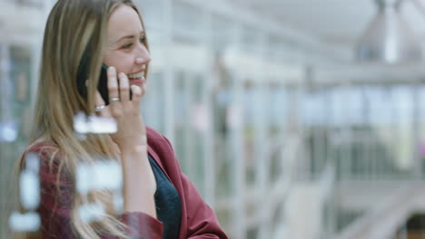 Mujer-De-Negocios-Usando-Un-Teléfono-Inteligente-Con-Una-Llamada-Telefónica-Charlando-Por-Teléfono-Móvil-Disfrutando-De-Una-Conversación-Con-Un-Cliente-En-El-Trabajo-En-La-Oficina