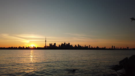 amplio bloqueo del horizonte de toronto y puesta de sol desde el leslie spit