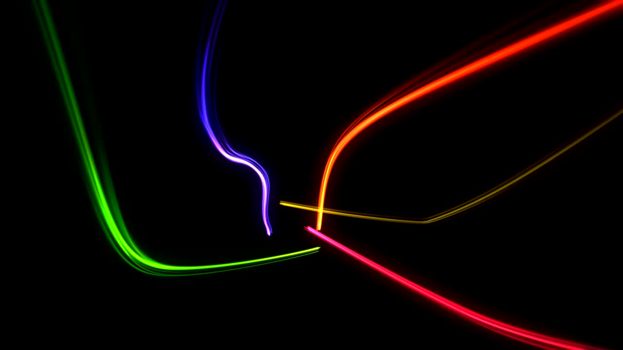 hermosos senderos abstractos de colores claros volando juntos aislados en fondo negro sin costuras. animación en bucle 3d de trazos de color digitales brillantes. concepto de diseño.