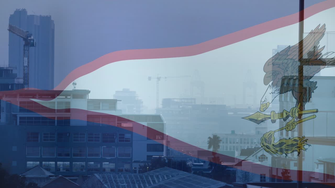 Wiatr sprawiający, że zawoalowana trójkątna flaga faluje nad zamglonym horyzontem, herb przesuwa się w prawo, emblemat pulsuje