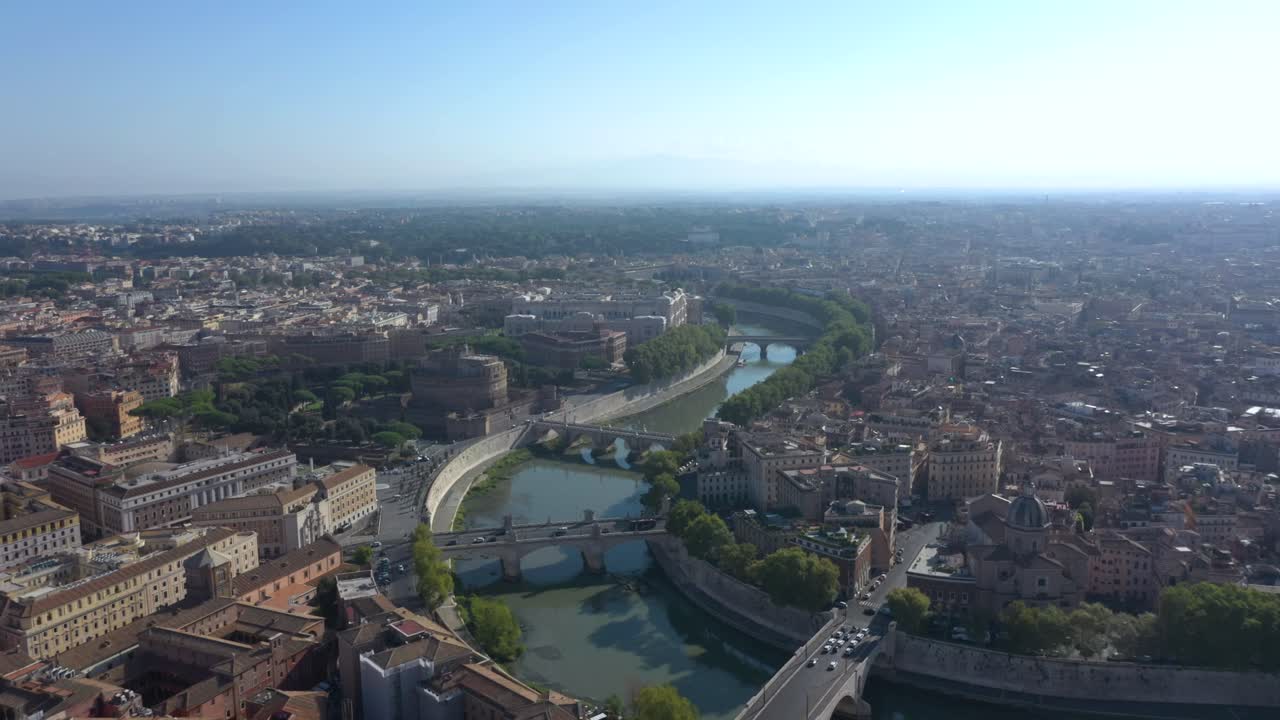 Tiber Nehri ve Roma silüeti ile Hadrianus Mozolesi Castel Sant’Angelo’ya doğru yapılan havadan uçuş, şehrin zengin tarihini ve zamansız mimarisini vurguluyor