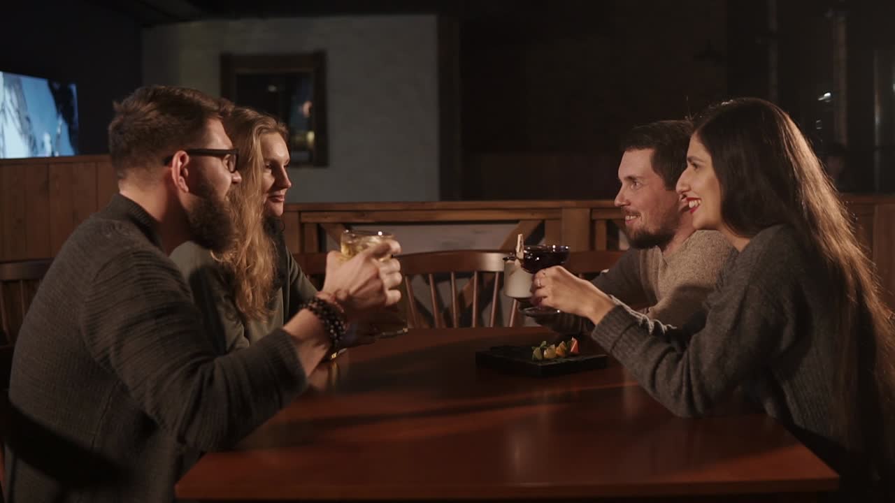 술집에서 축하하는 친구들