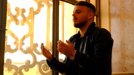 Muslim-Praying-in-Mosque