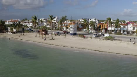vista de drones de la hermosa costa del mar y hoteles