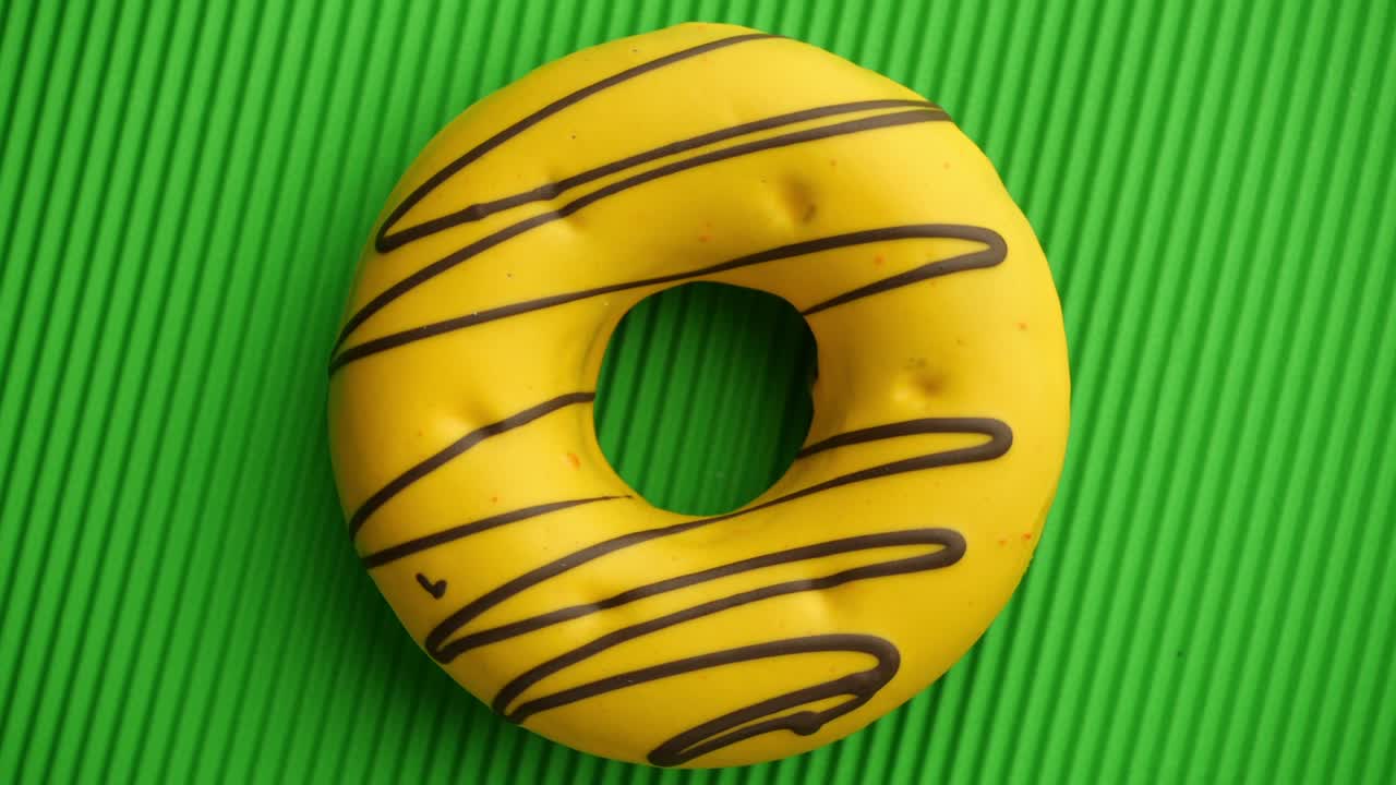 Ciambella glassata in primo piano.