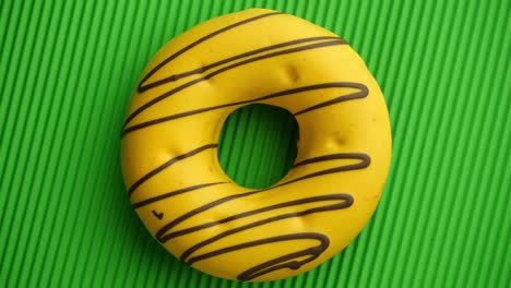 el donut glazado de primer plano.