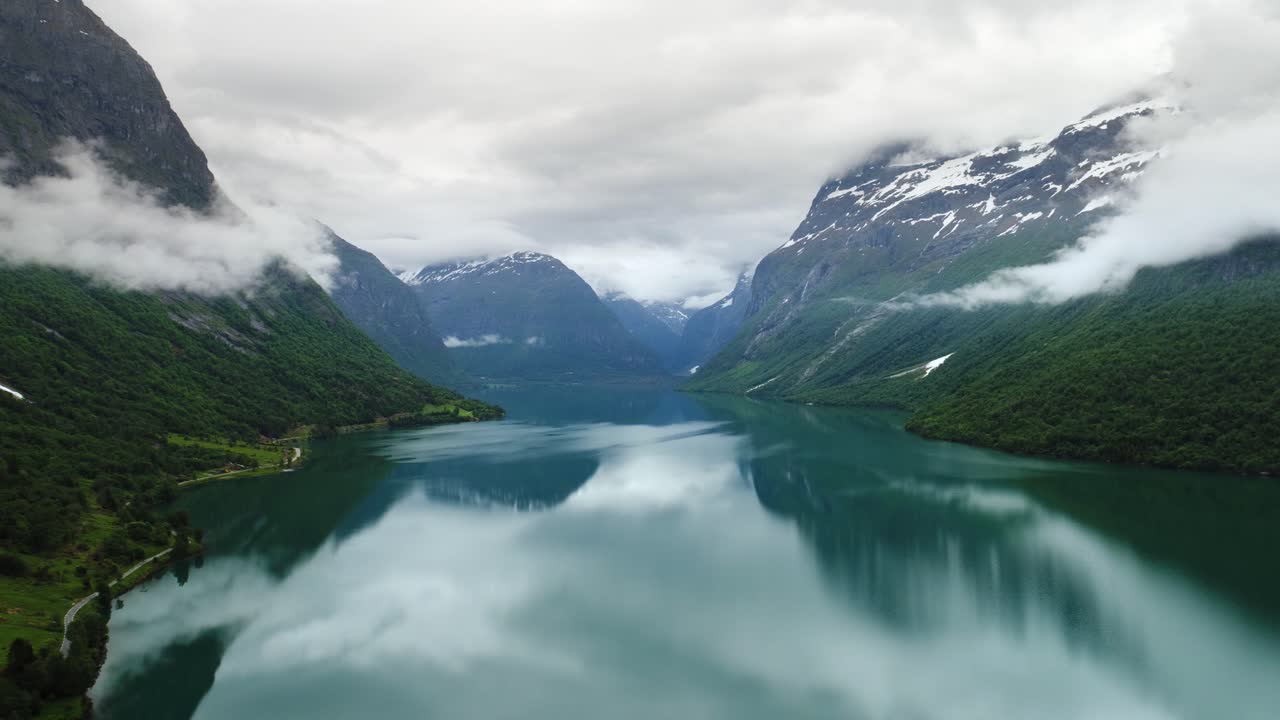 el lago lovatnet es una naturaleza hermosa de noruega.