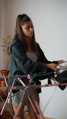 mujer secando ropa