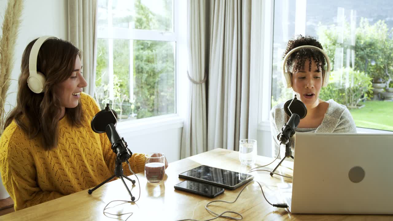 La grabación comienza, coanfitrionas diversas colocan el micrófono en un estudio casero y hablan para un podcast.