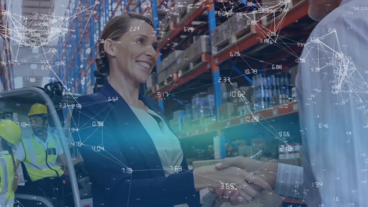 los gerentes del almacén se dan la mano.