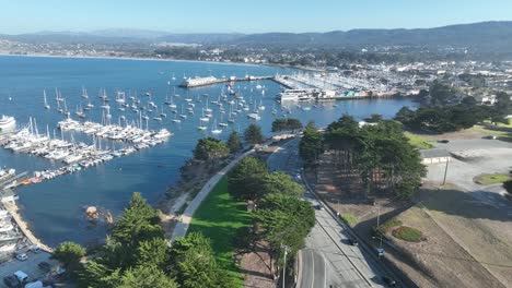 el muelle de los pescadores en monterey en california, estados unidos.