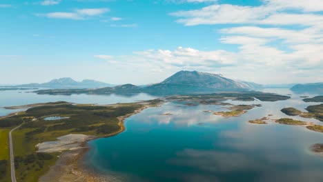 vuelo de aviones no tripulados a lo largo de la carretera costera fv 17 cerca de sandnessjoen, campo de noruega