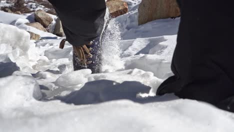 perspectiva de suelo bajo de un hombre que camina sobre la nieve | de cerca