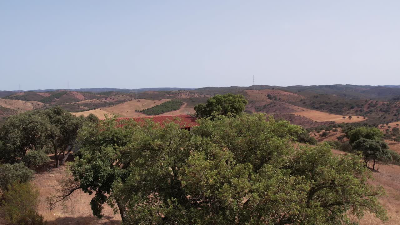 vista aérea que revela una casa de campo en el paisaje rural, alentejo