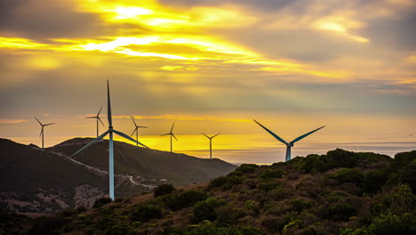 Molinos-De-Viento-Eólicos-En-El-Campo-De-Producción-De-Energía-Verde-Renovable-Durante-El-Lapso-De-Tiempo-Al-Atardecer.