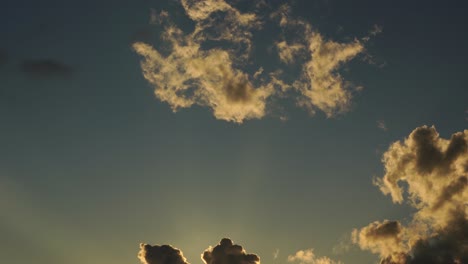 sombras de nubes y luz en las siluetas al atardecer en un lapso de tiempo dramático del paisaje del cielo