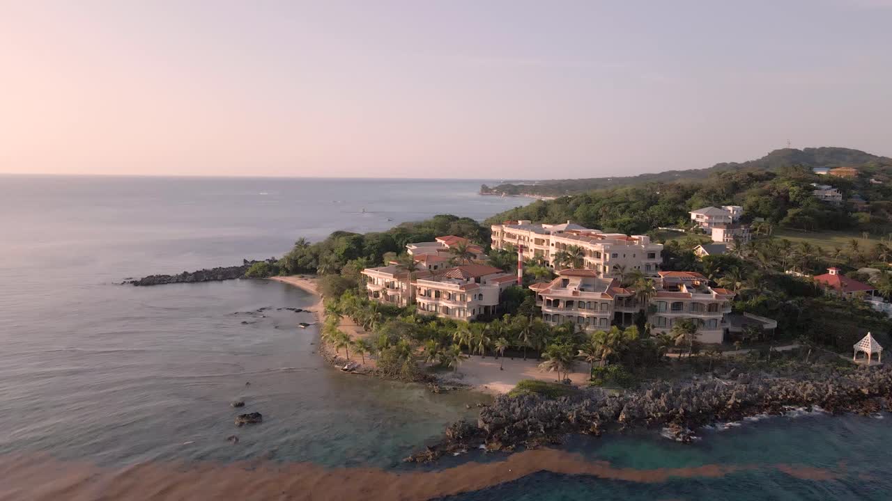 Volo al tramonto sopra il mare, Roatan, Honduras