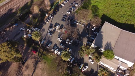 vista aérea que muestra camiones de remolque que transportan automóviles después de estacionar en una zona de no estacionamiento en buenos aires - toma de 4k