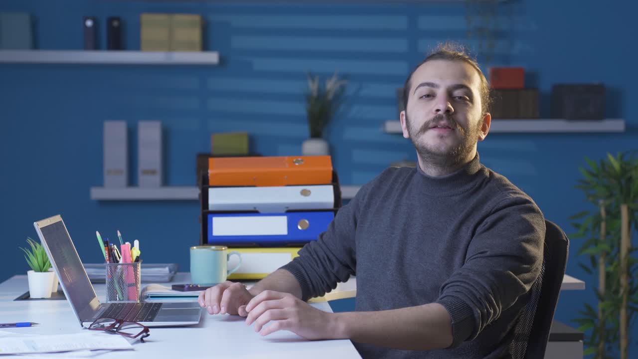 el hombre de negocios aprueba y acepta, escucha noticias y anuncios.