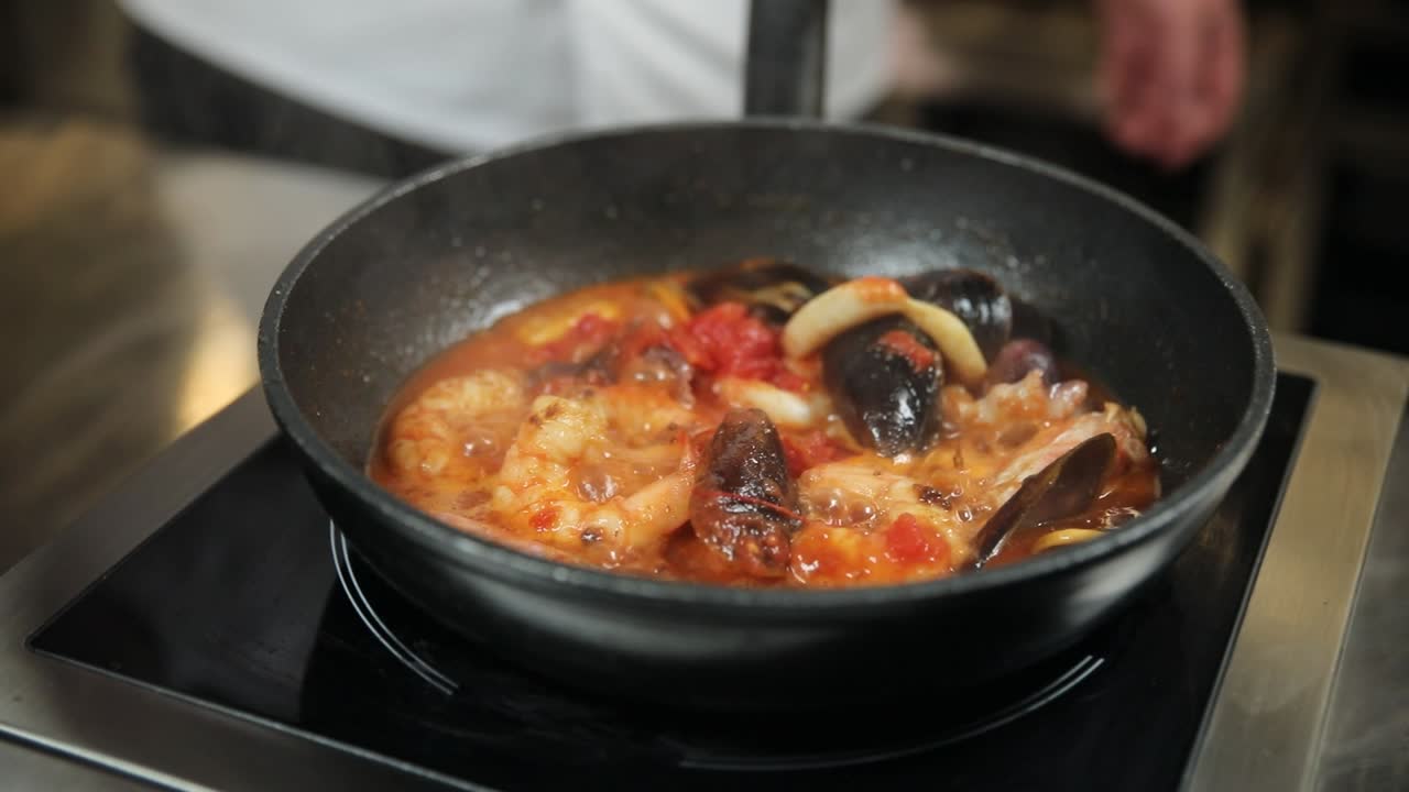 맛있는 해산물 요리를 준비하는 요리사