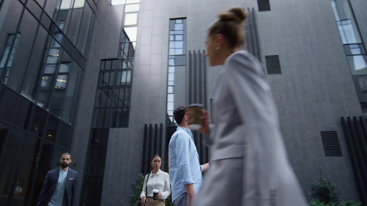 un manager arrabbiato che lancia documenti in un edificio per uffici in centro.