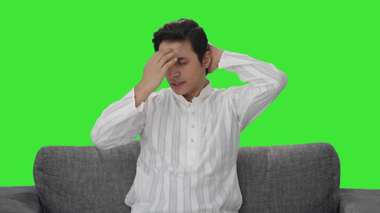 머리카락이 녹색 스크린으로 떨어지는 인도인 병자