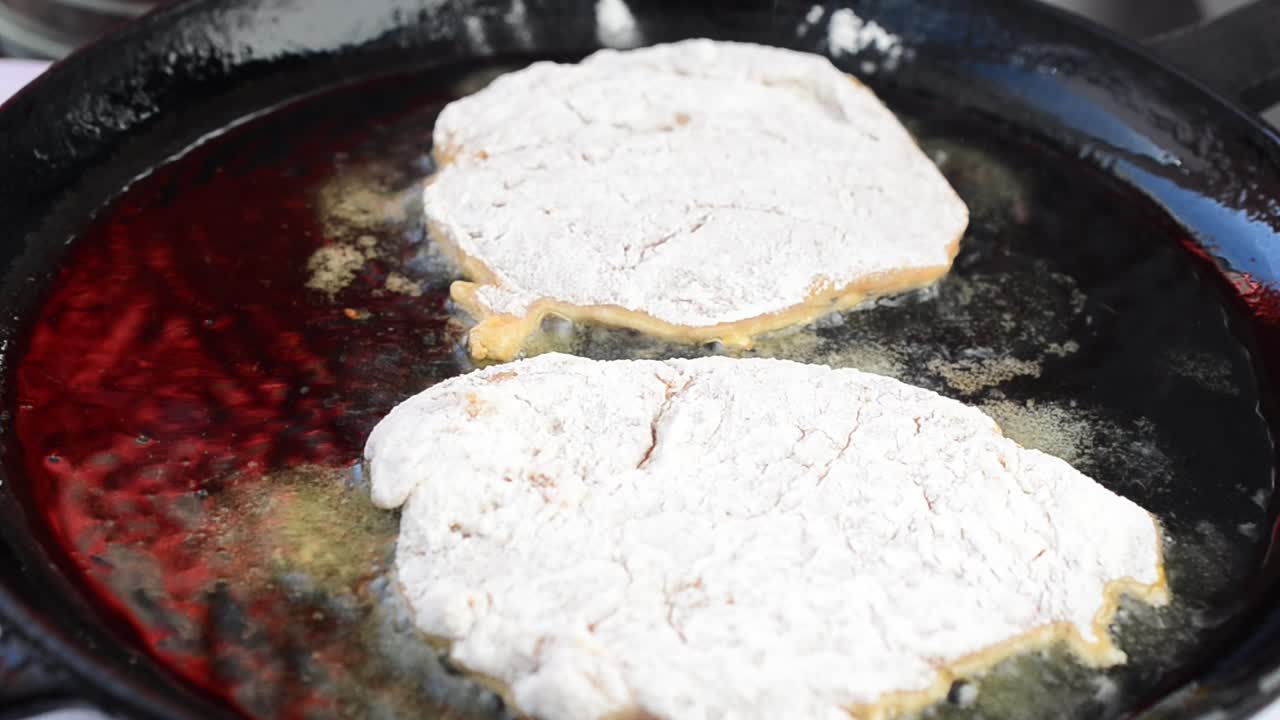 Friggiamo costolette di pollo. Processo di preparazione della carne.