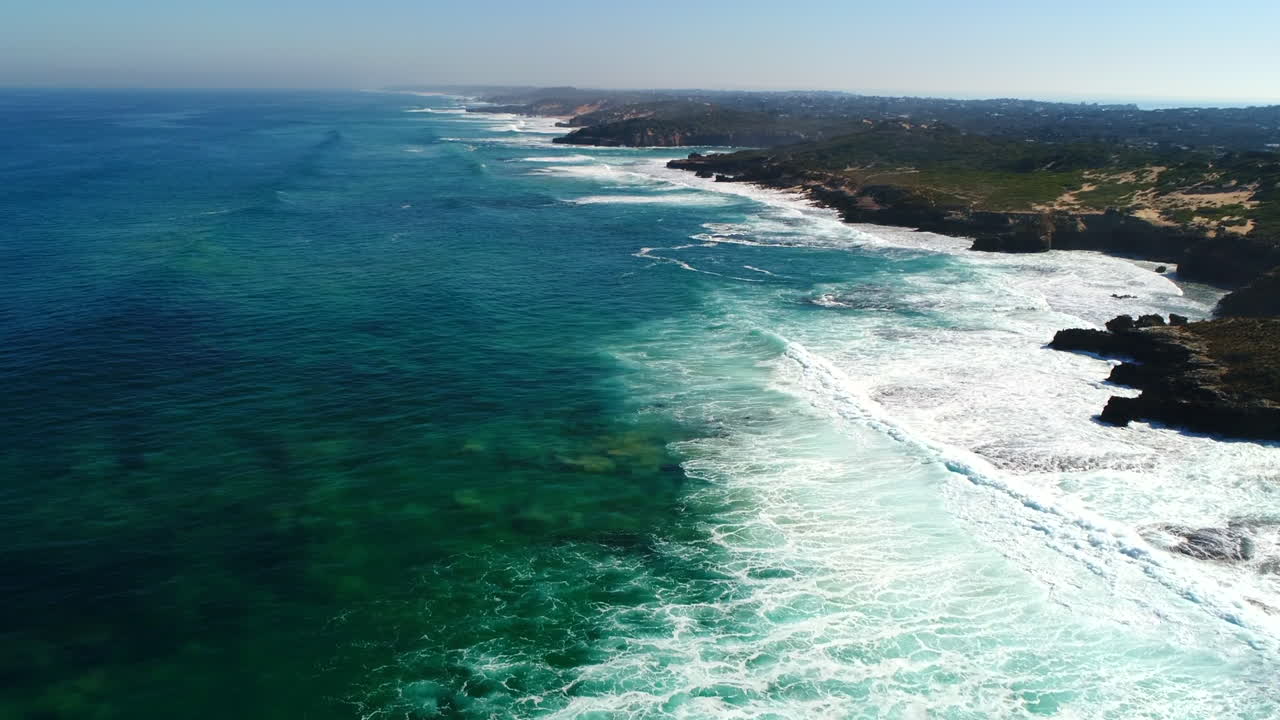 drone sobre la vasta costa de australia con impresionantes tomas cinematográficas