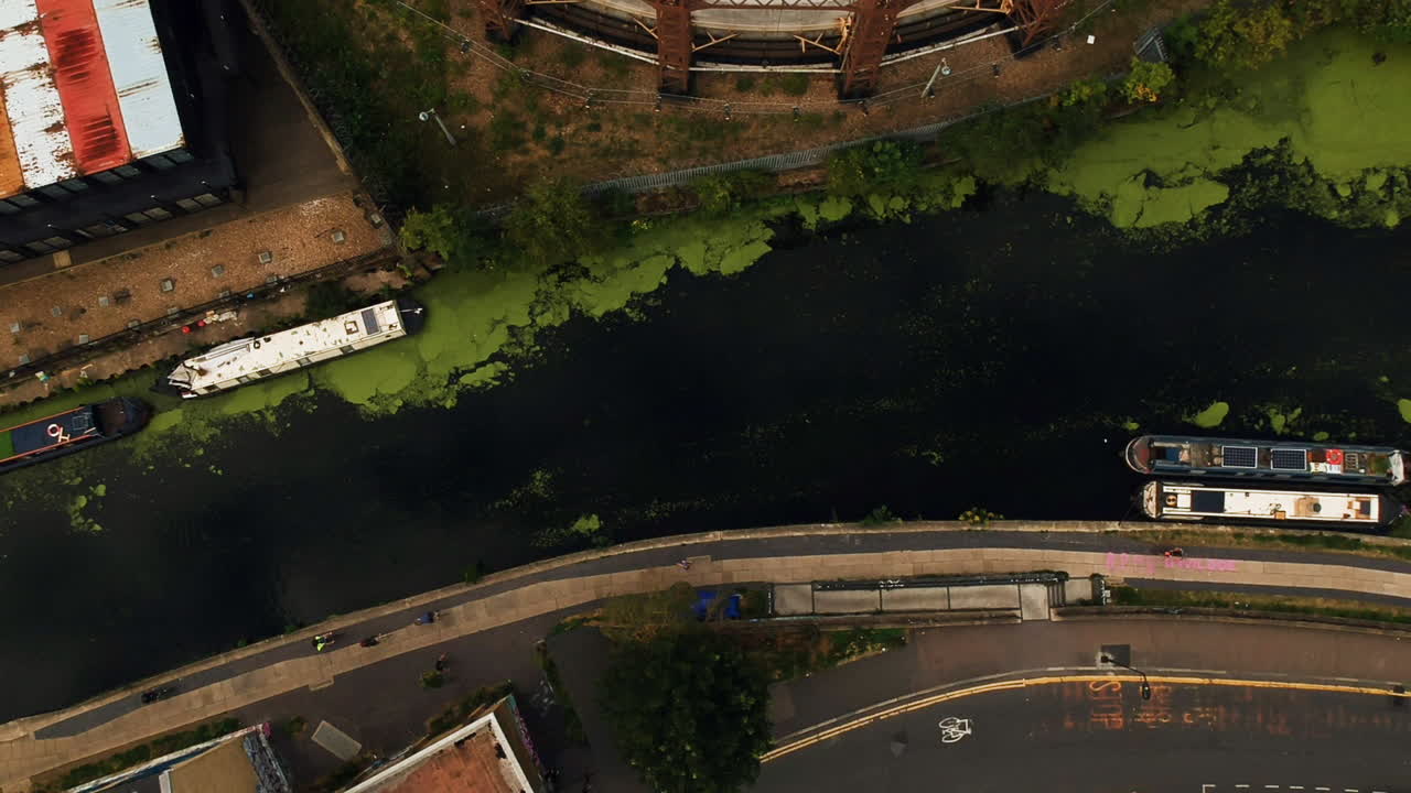 자전거 타는 사람은 영국 동부 런던의 리젠트 운하에서 자전거를 탄다.