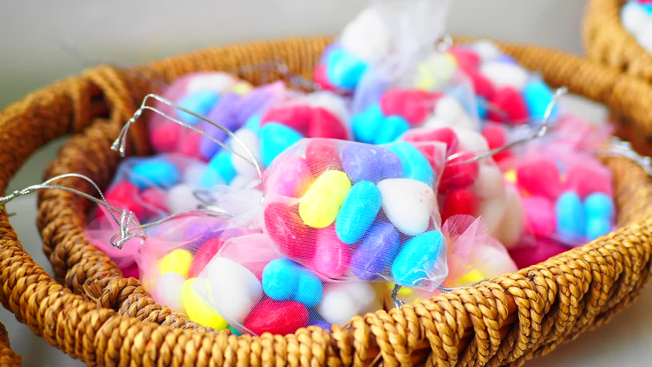 piedras de colores en bolsas de malla