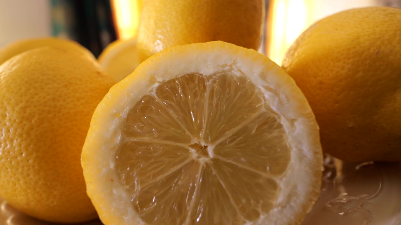 Ripresa ravvicinata con slider 50p che scorre su limoni gialli freschi.
